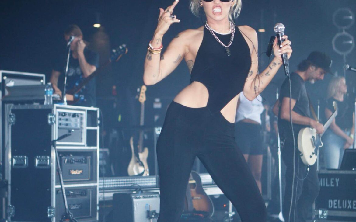 Miley Cyrus - hip dips