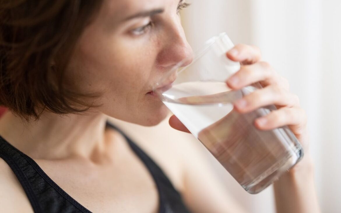 drinking water helps to reduce muffin top